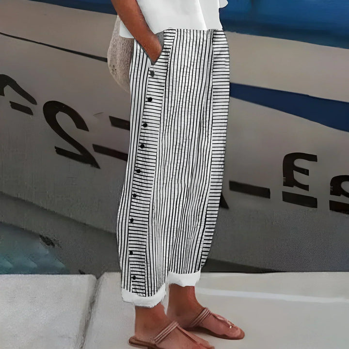 Sabrina | Lichte gestreepte broek met knoopdetails